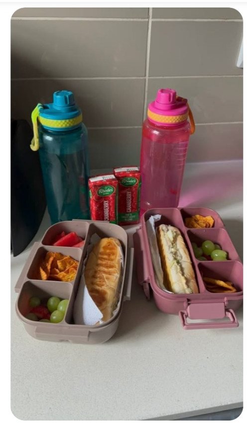 Dos loncheras listas para la escuela
